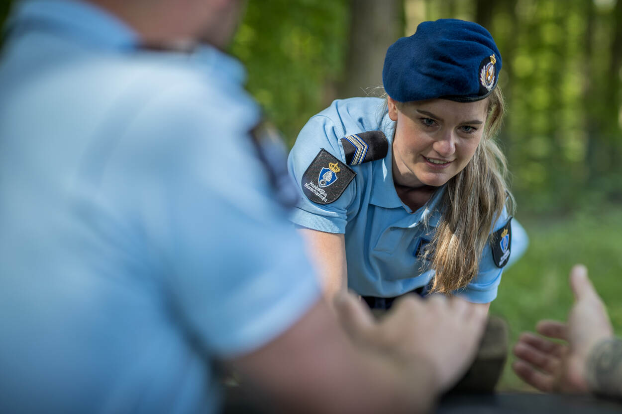Foto van een marechaussee tijdens de Leergang Senior Medewerker.
