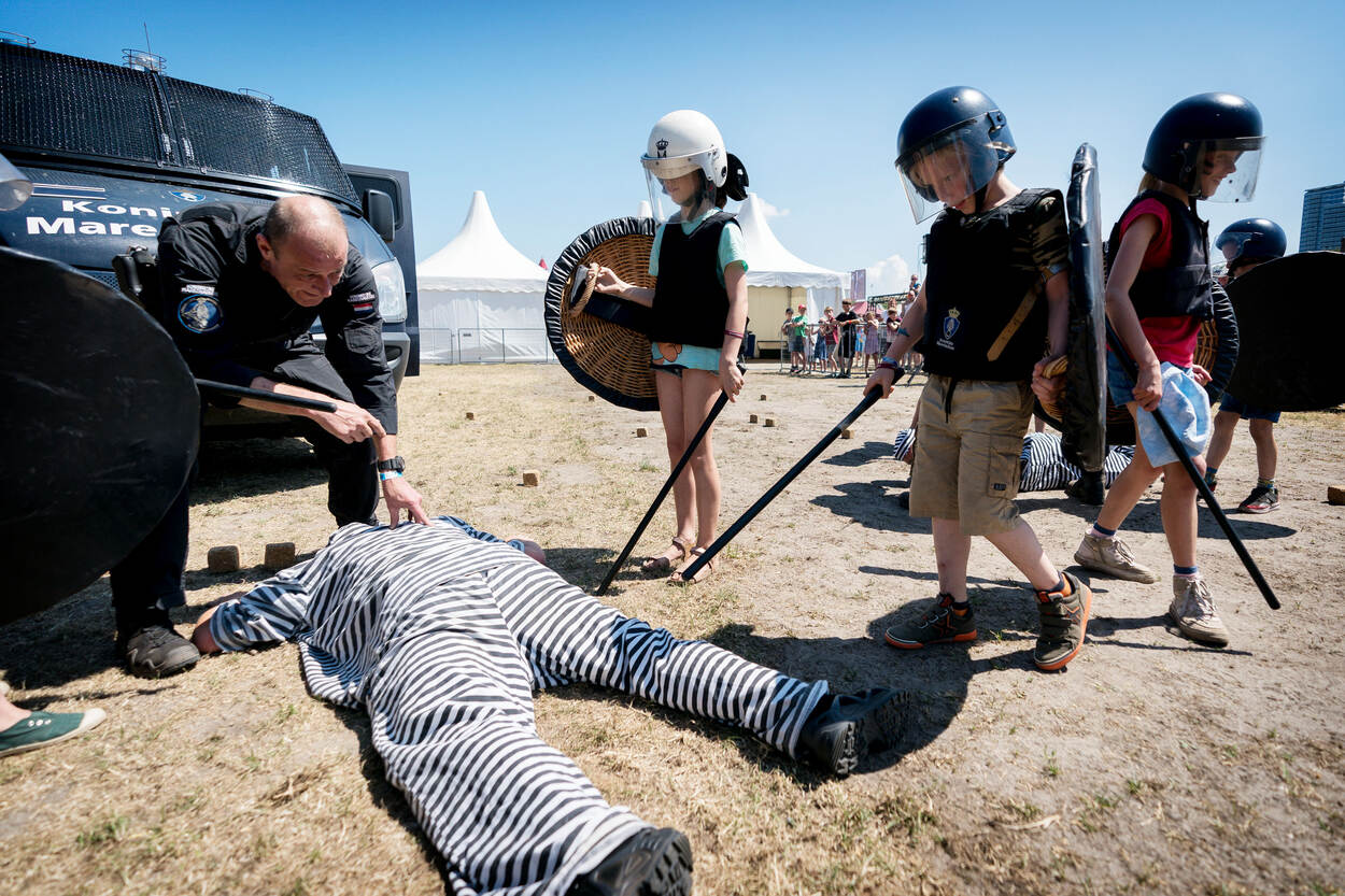 Op het Malieveld spelen kinderen ME'tje.