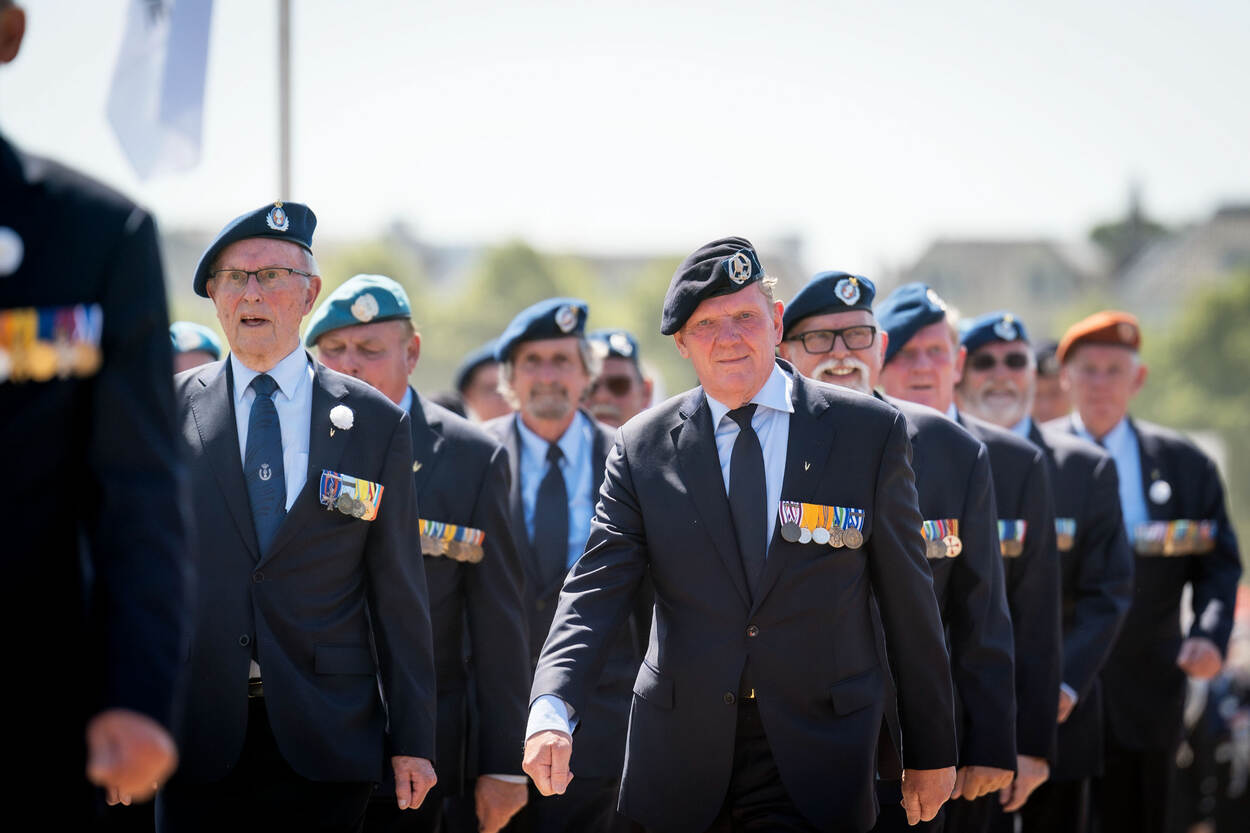 Een afvaardiging van Marechaussee Contact loopt mee in het defile.