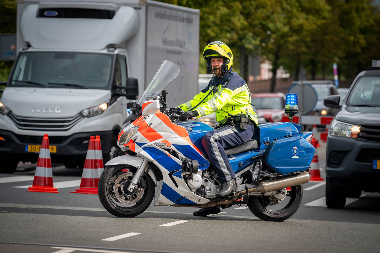 Foto van een motorrijder van de Marechaussee tijdens Prinsjesdag 2023.