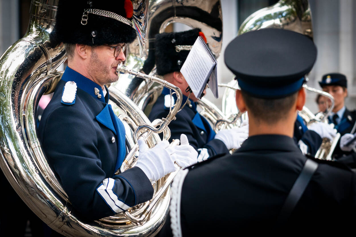 Foto van het Orkest Koninklijke Marechaussee tijdens Prinsjesdag 2023.