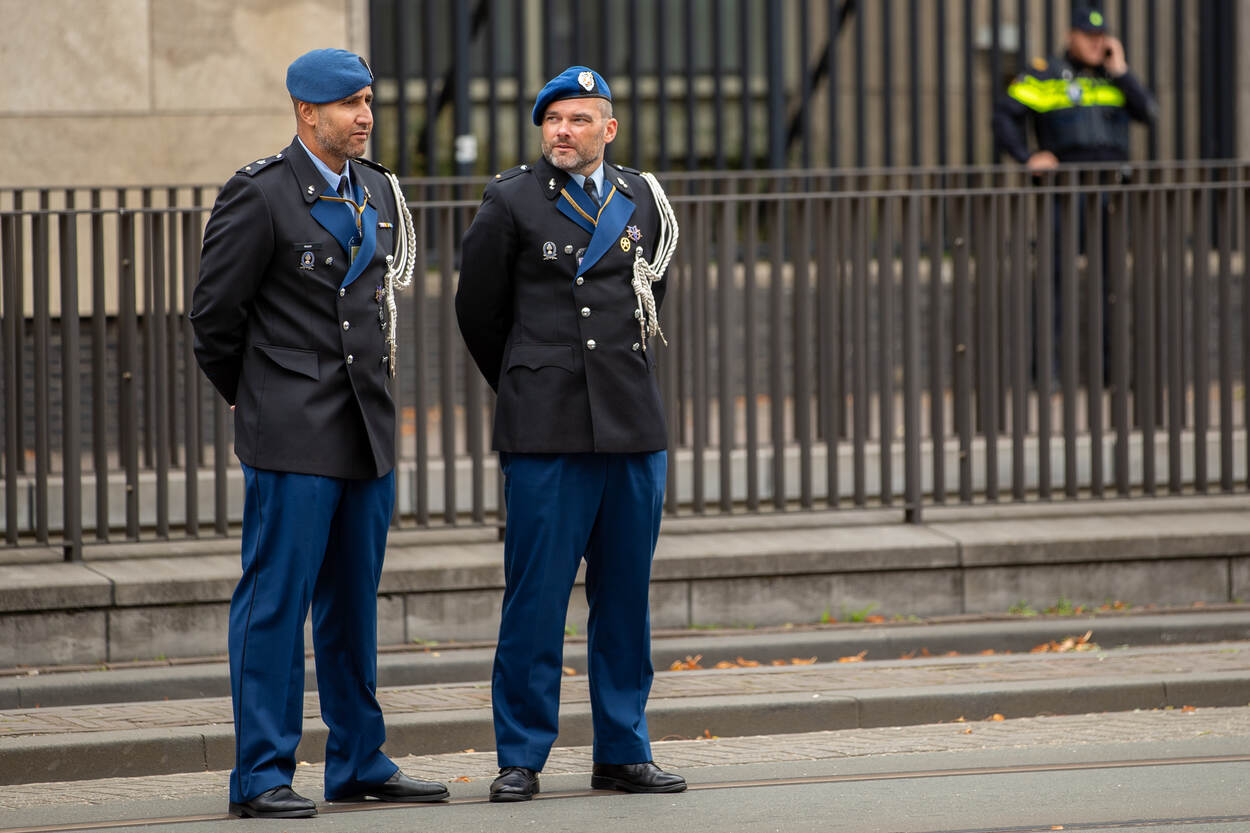 Foto van een 2 coordinatoren van de Marechaussee tijdens Prinsjesdag 2023.