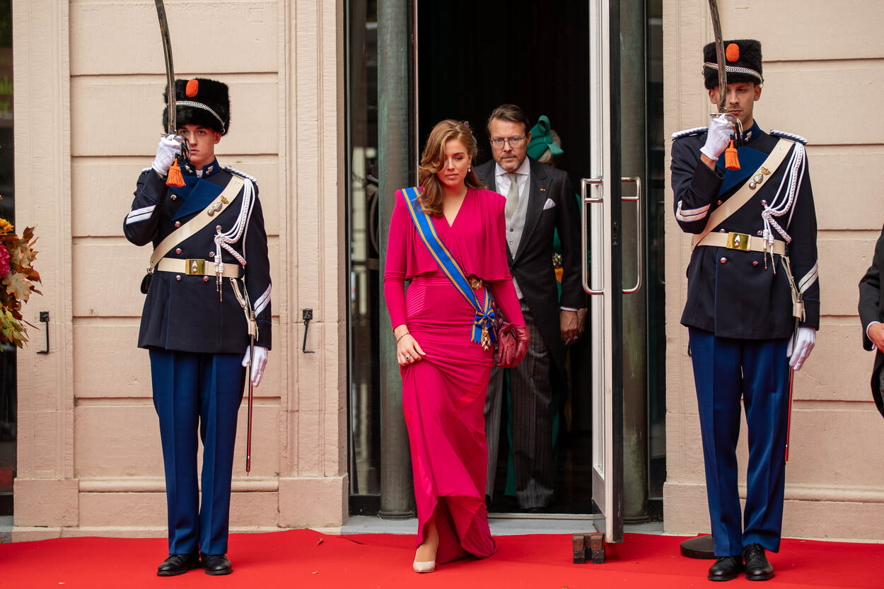 Foto van een dubbelpost van de Marechaussee op het moment dat prinses Alexia de Koninklijke Schouwburg verlaat tijdens Prinsjesdag 2023.