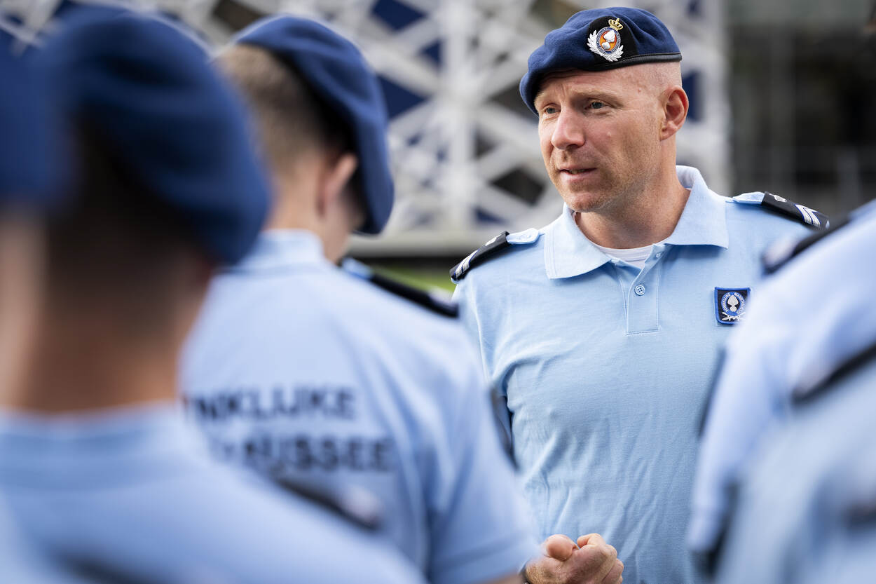 Tijmen overlegt met zijn studenten.