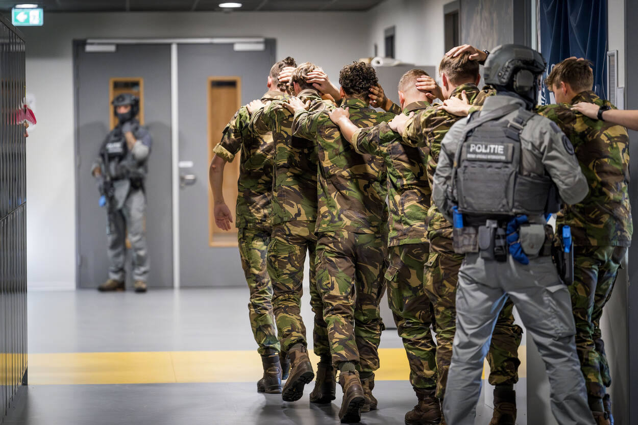 Leerlingen lopen weg nadat het scenario is afgelopen.