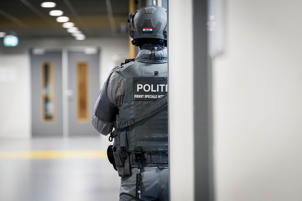 Het arrestatie- en ondersteuningsteam in actie tijdens het schoolshooting-scenario.