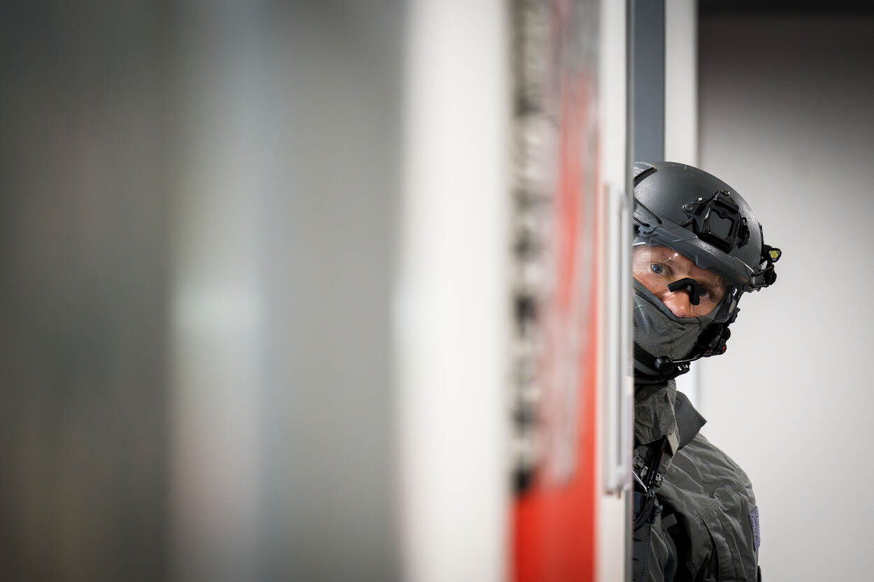 Het arrestatie- en ondersteuningsteam in actie tijdens het schoolshooting-scenario.