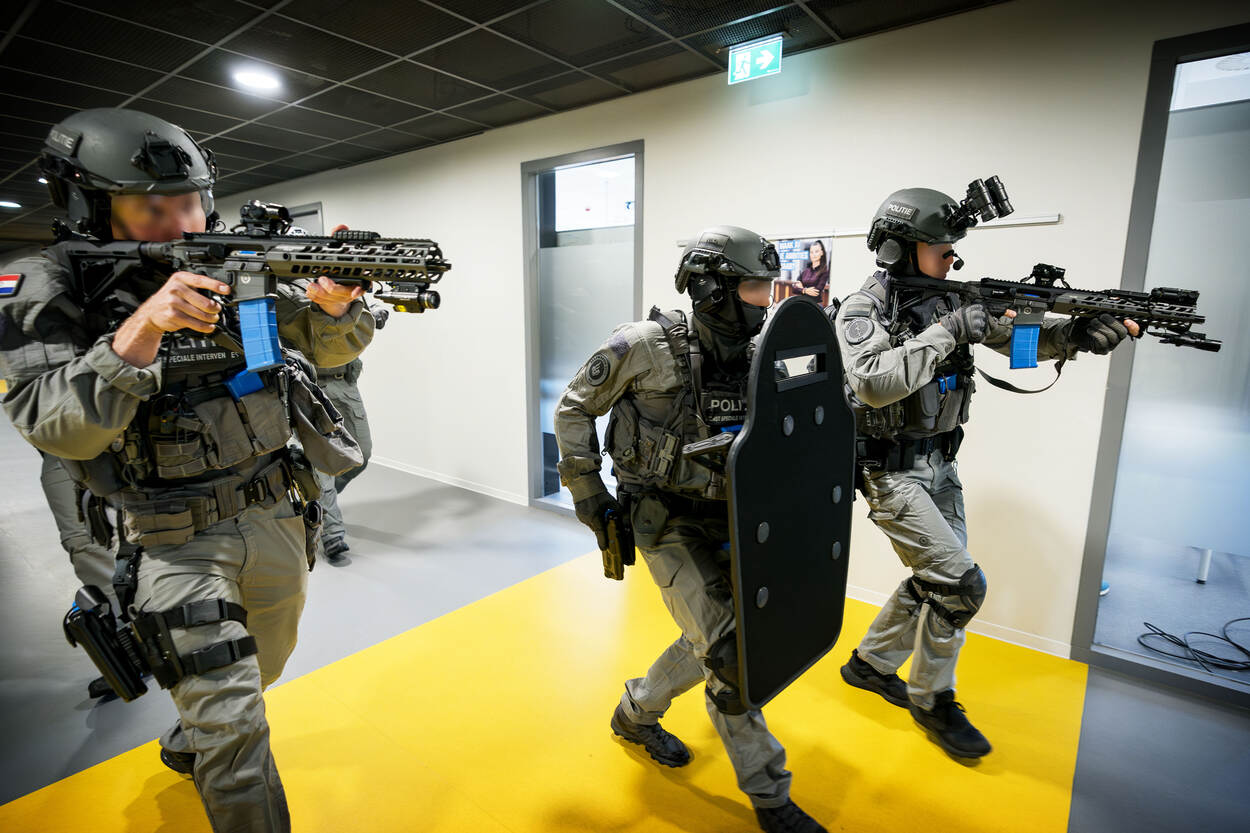 Het arrestatie- en ondersteuningsteam in actie tijdens het schoolshooting-scenario.