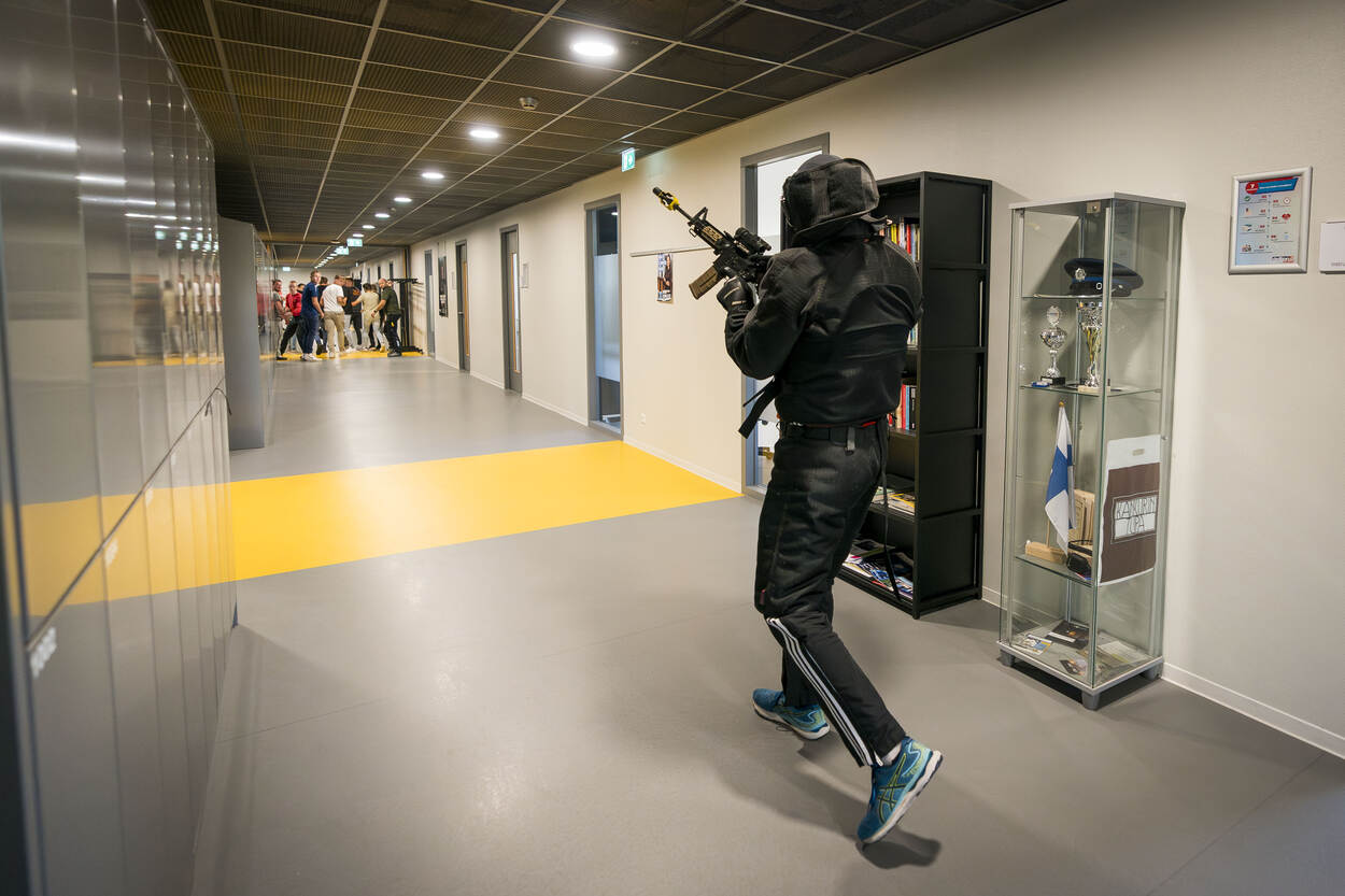 Een dader van de shoooting loopt door een gang.