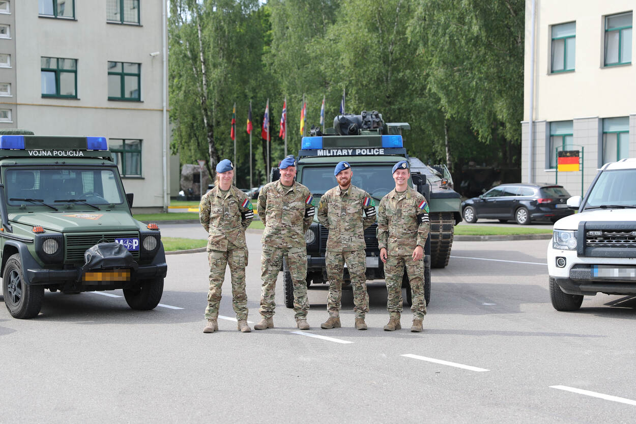 4 collega's tijdens een inzet in het buitenland.