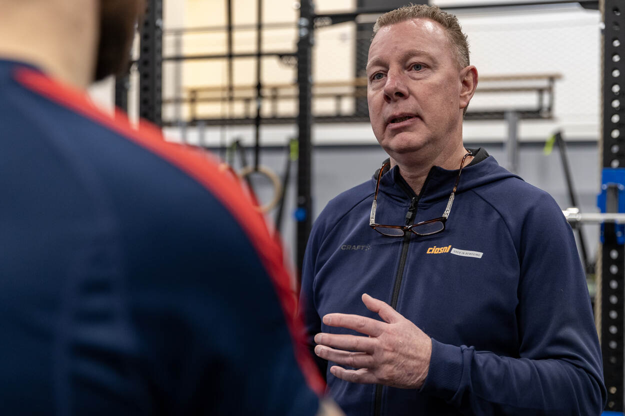 Een collega van het CIOS praat met een IBT-instructeur in opleiding.