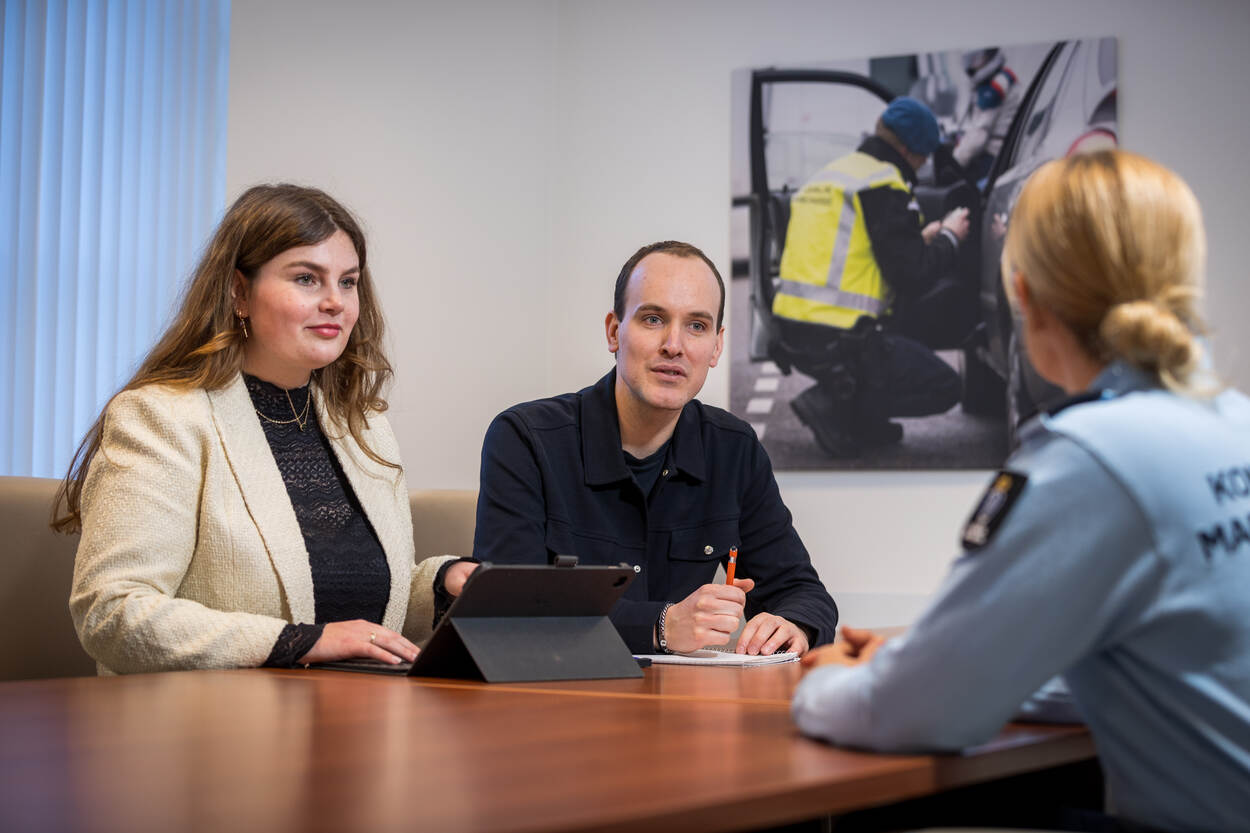 2 medewerkers van het BBI praten met een marechaussee-collega.