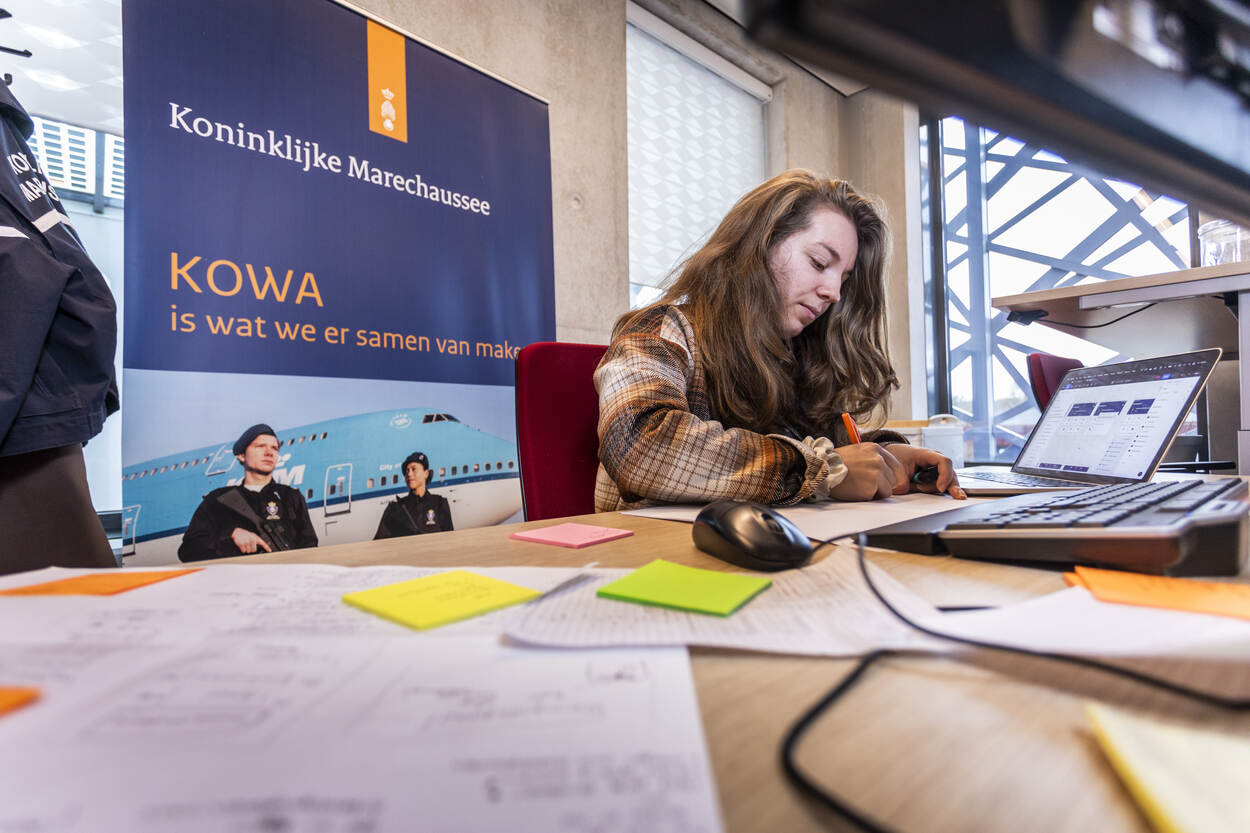 Een medewerkster van KOWA aan het werk achter haar laptop.