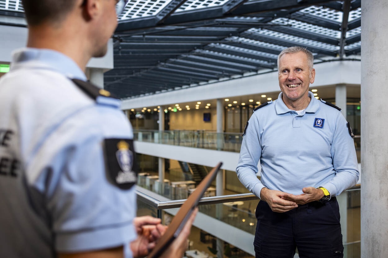 Majoor Rutger van de KMar kijkt lachend voor zich uit.