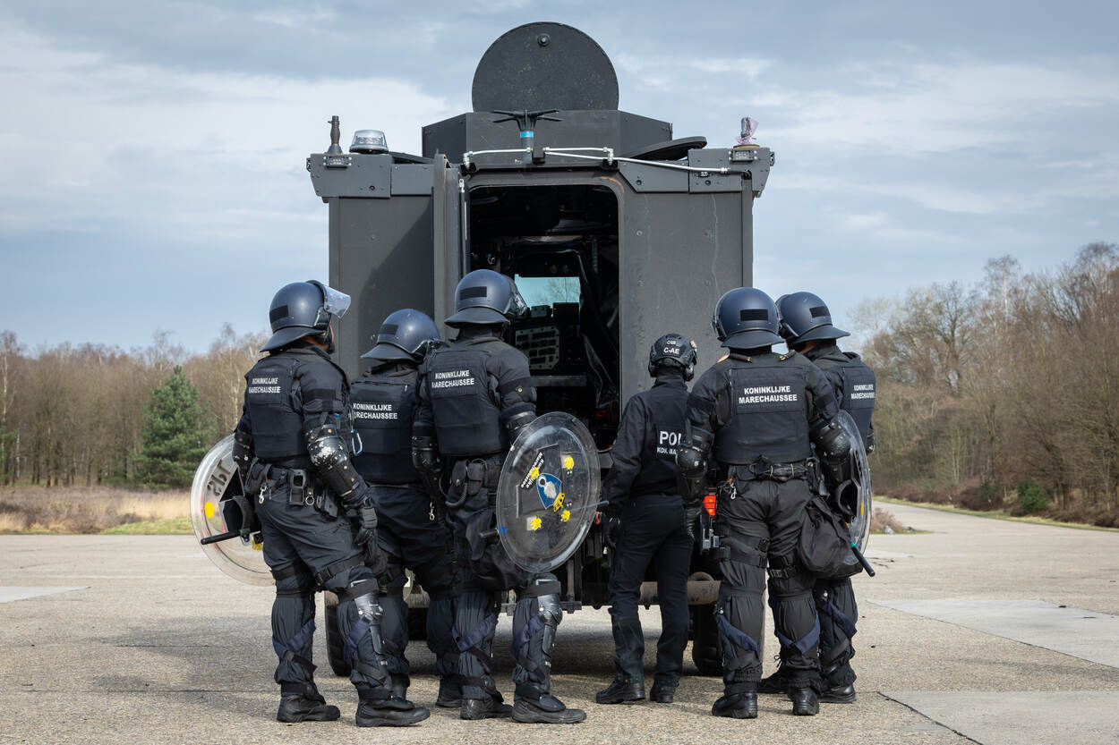 Leden van de Landelijke Bijstand Organisatie staan achter de Manticore.
