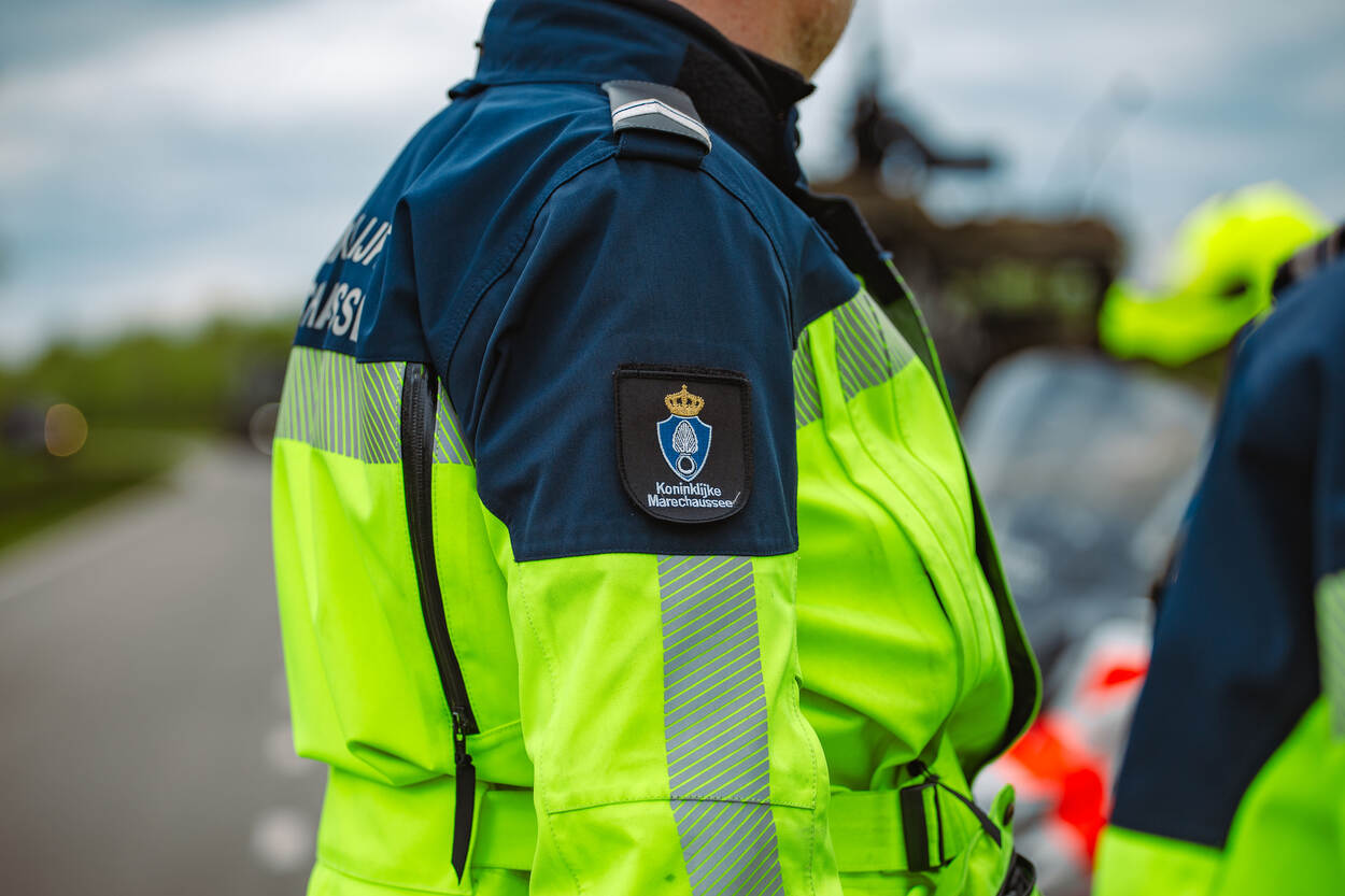 Het uniform van een motorrijder van de Marechaussee.
