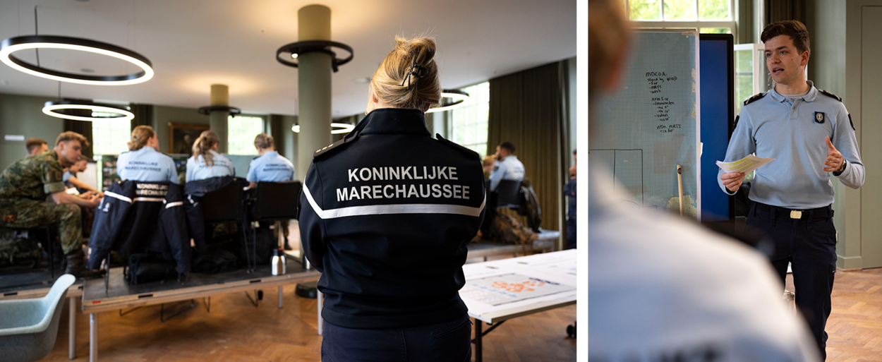 Links een Marechaussee op de rug gezien, kijkt de zaal in en rechts een cadet van de Marechaussee legt het strijdplan uit.