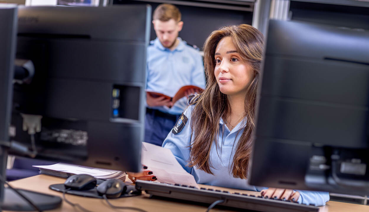 Marechaussee-1 Manar kijkt in het systeem naar welk adres ze verkeersboetes kan doorsturen.