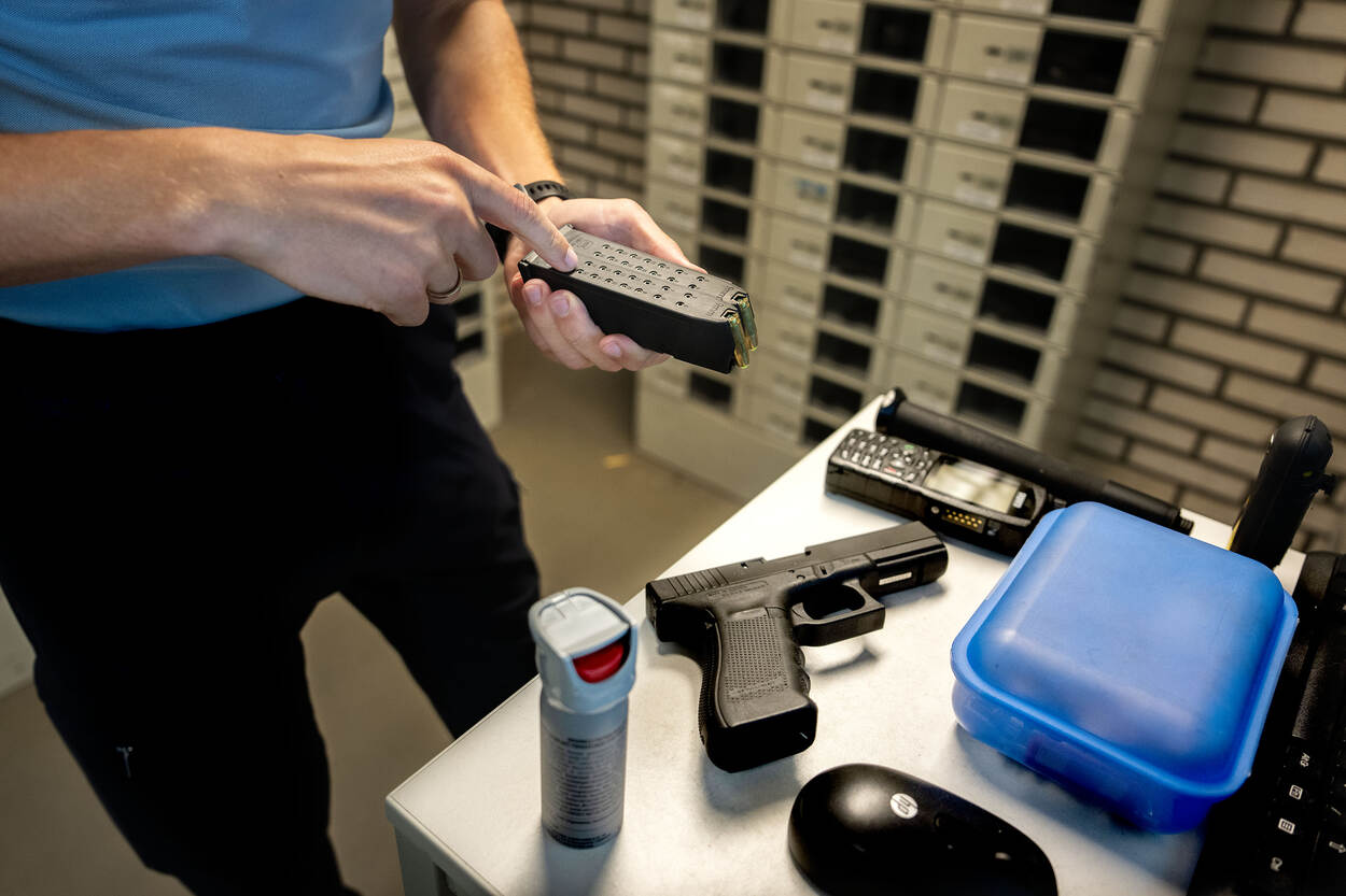 Machiel checkt de pistolen, gevulde patroonhouders en pepperspray.