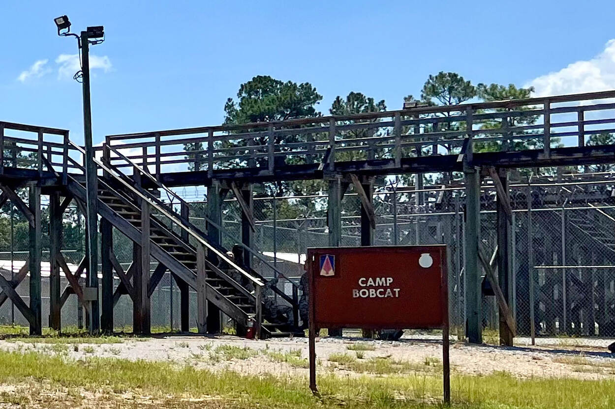 Een hekwerk en een lamp met een bord daarvoor