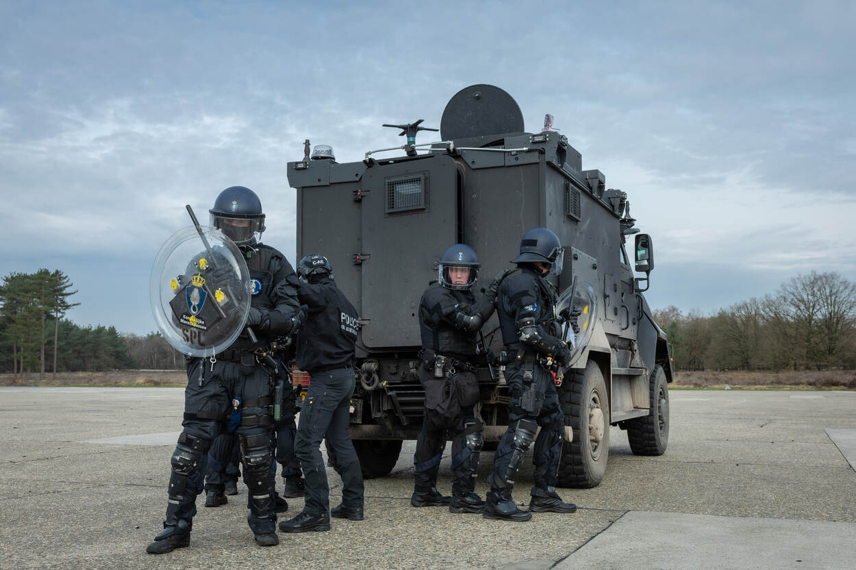 Marechaussees bij een Manticore