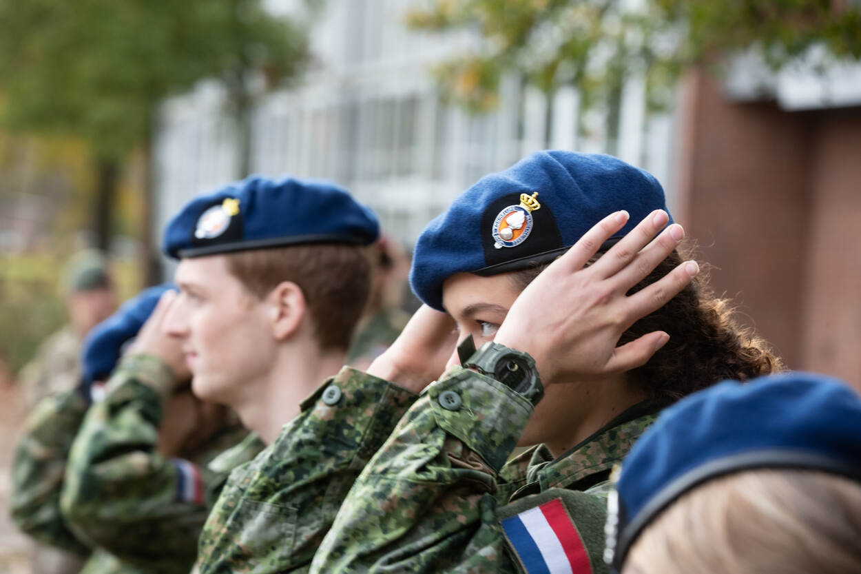Dienjaarmilitair Mila met baret van de Marechaussee.