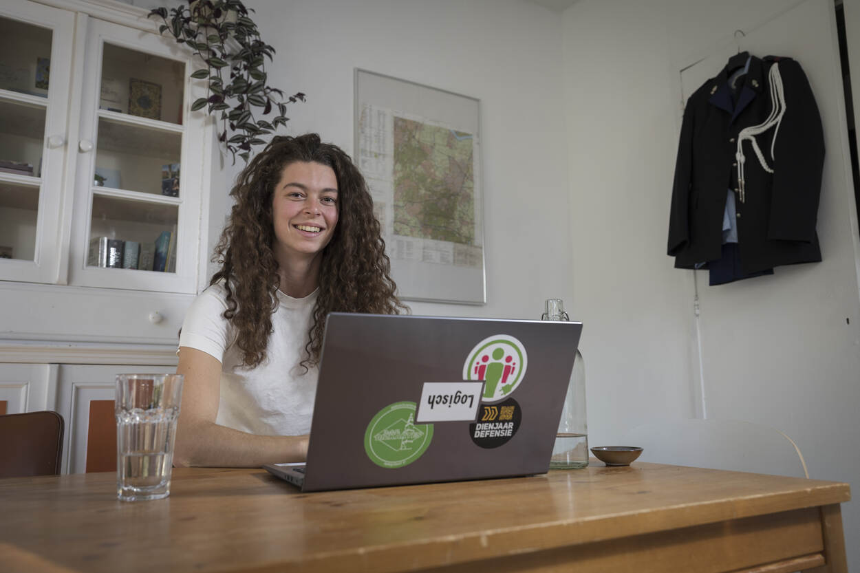 Dienjaarmilitair Mila aan haar eettafel in Rotterdam.