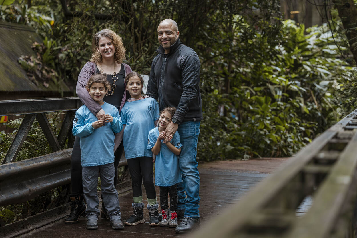 Foto van Sam, Fay en hun drie dochters