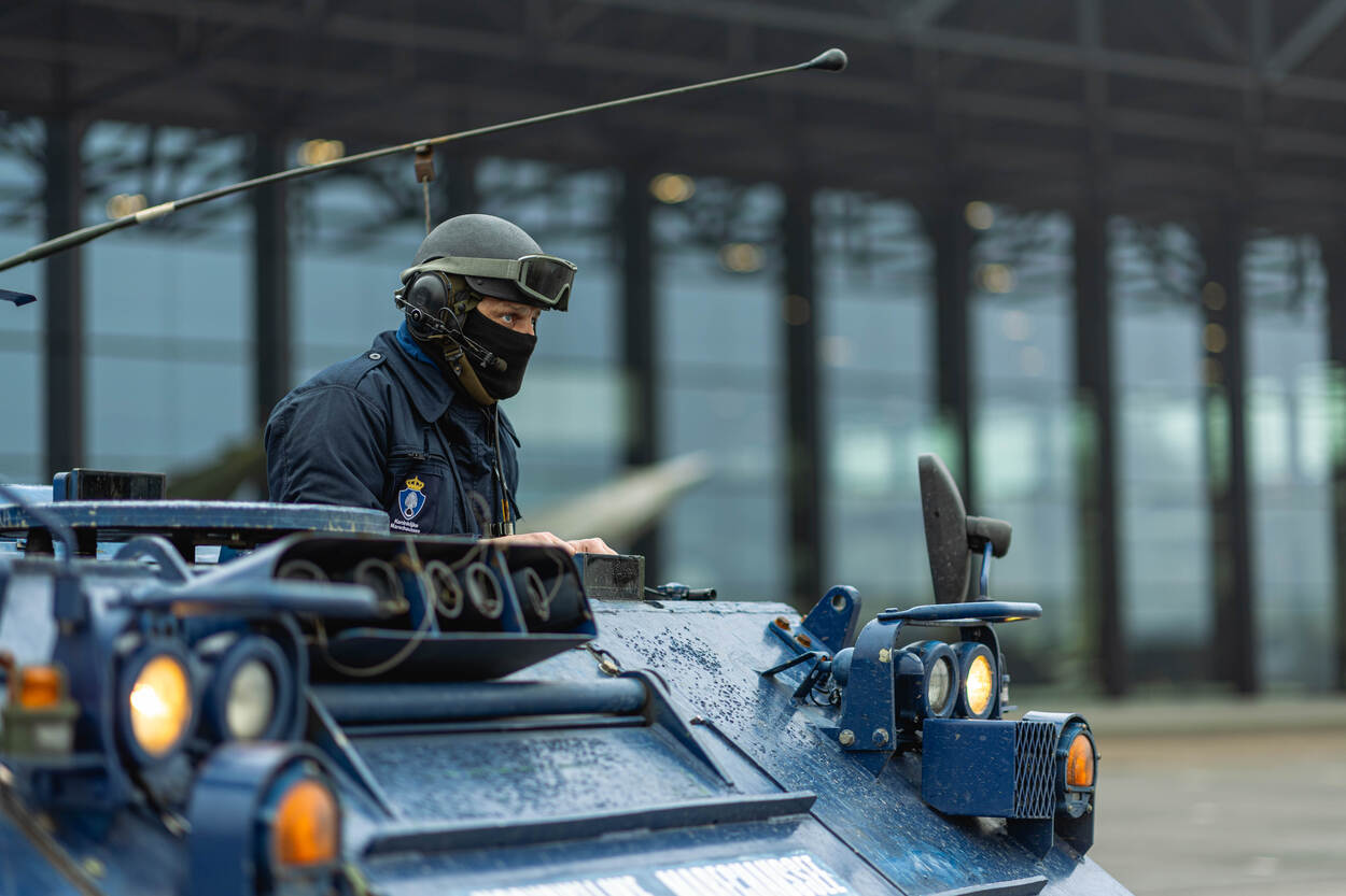 YPR met Marechaussee bij Nationaal Militair Museum.