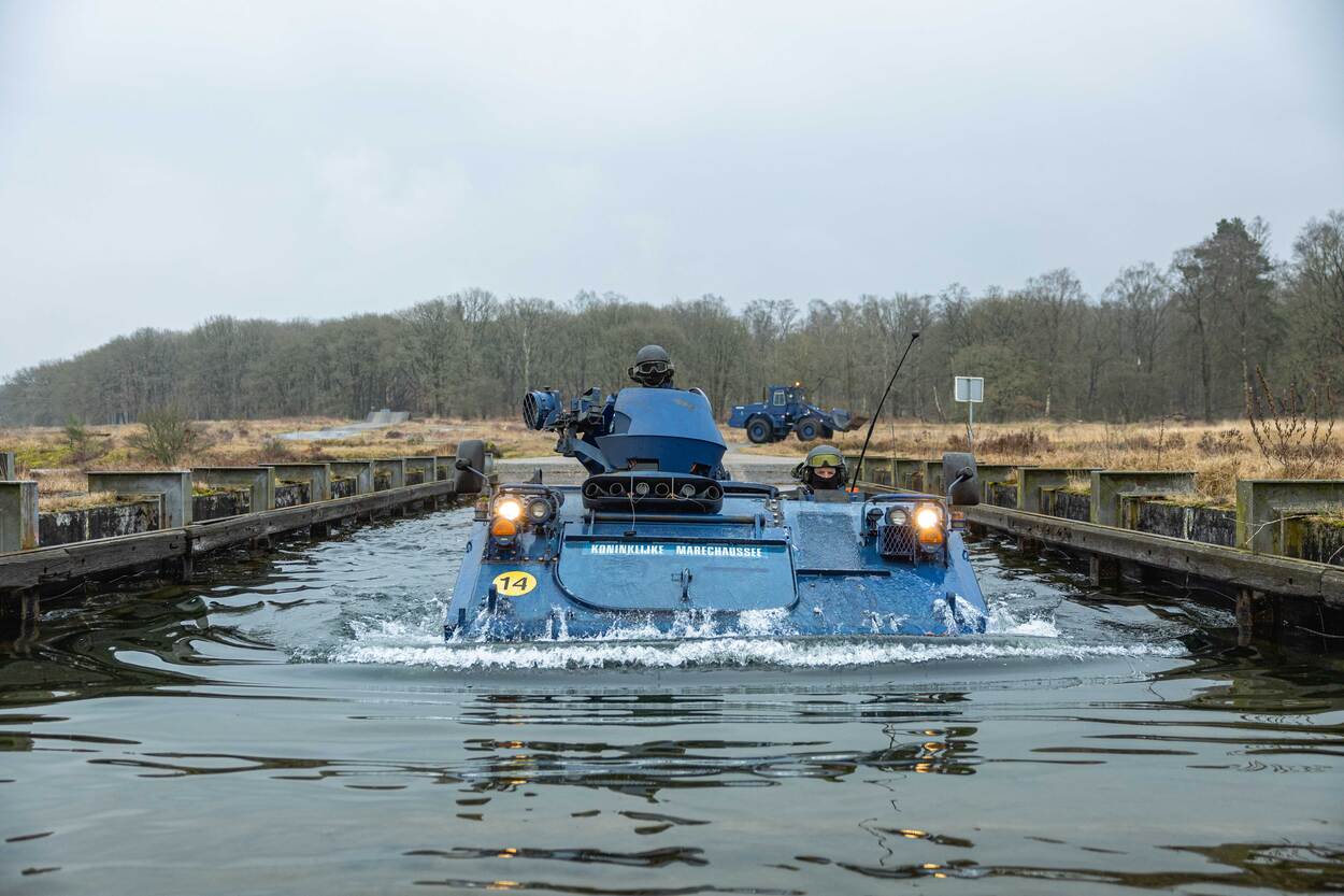 YPR van de KMar in doorwaardbak.