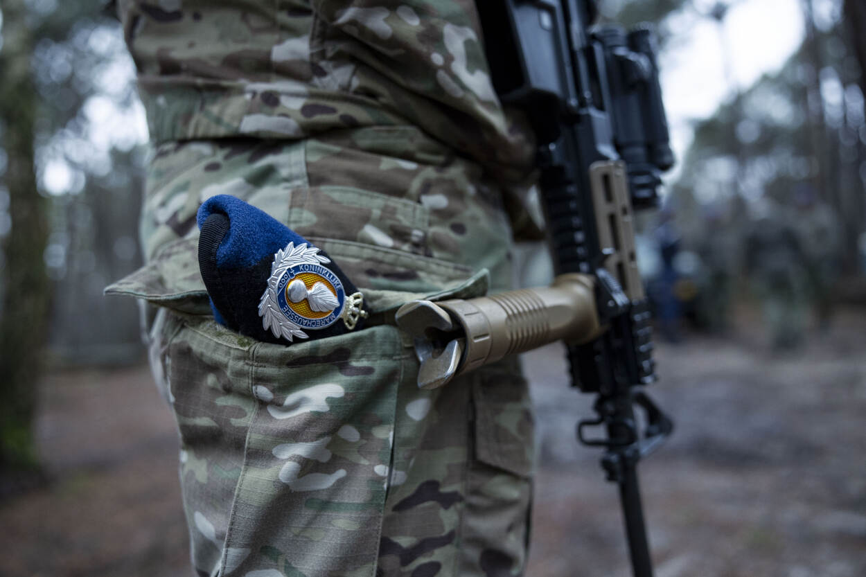 Marechaussee met lang wapen.