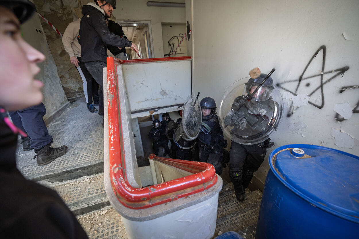 Marechaussees van de LBO betreden pand