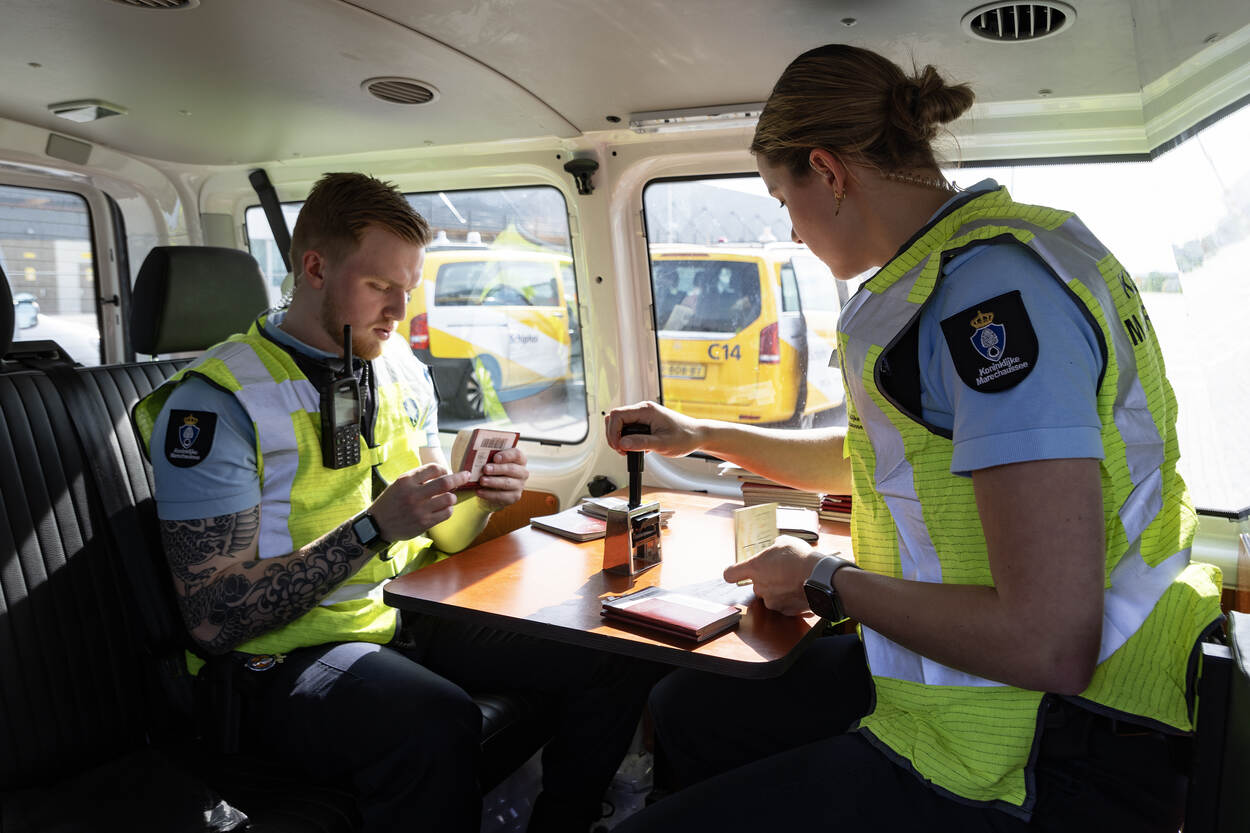 Marechaussees controles paspoort in busje.