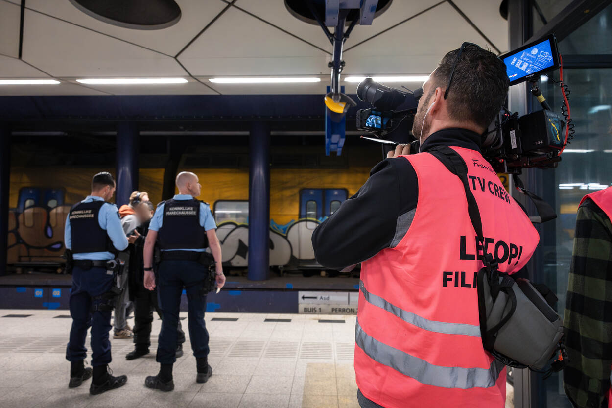 Marechaussees bij trein Schiphol.