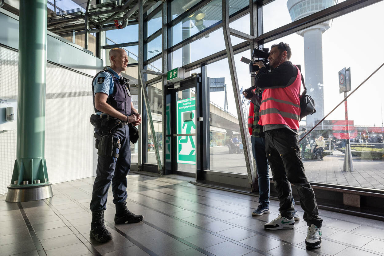 Marechaussee voor de camera op Schiphol.