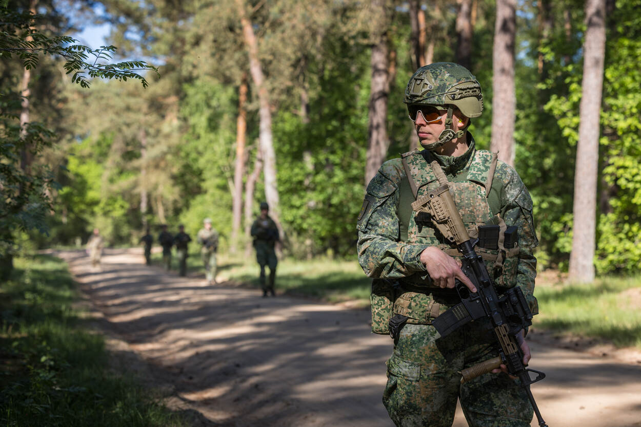 Militair van 101Marbat tijdens oefening in eht bos.
