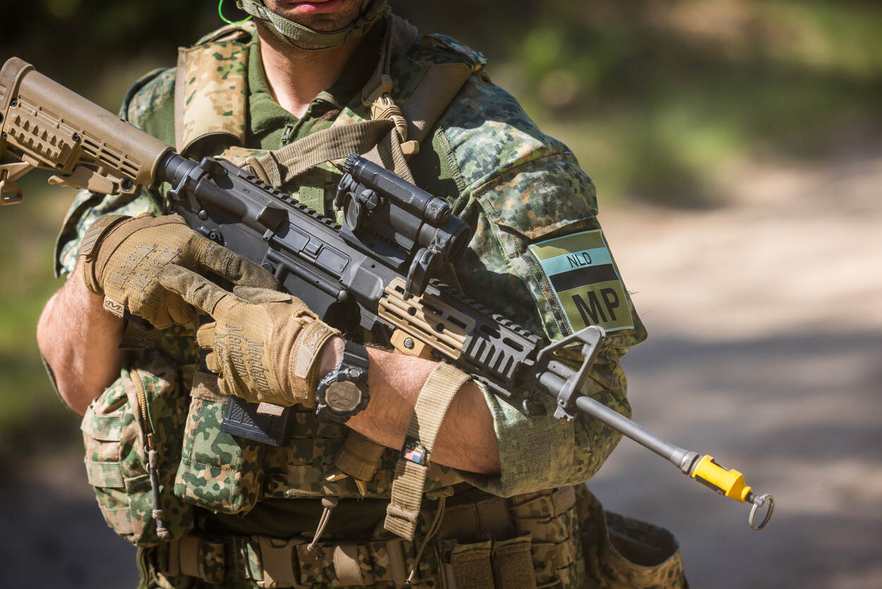 Militair van 101 Marbat in uniform met lang wapen.