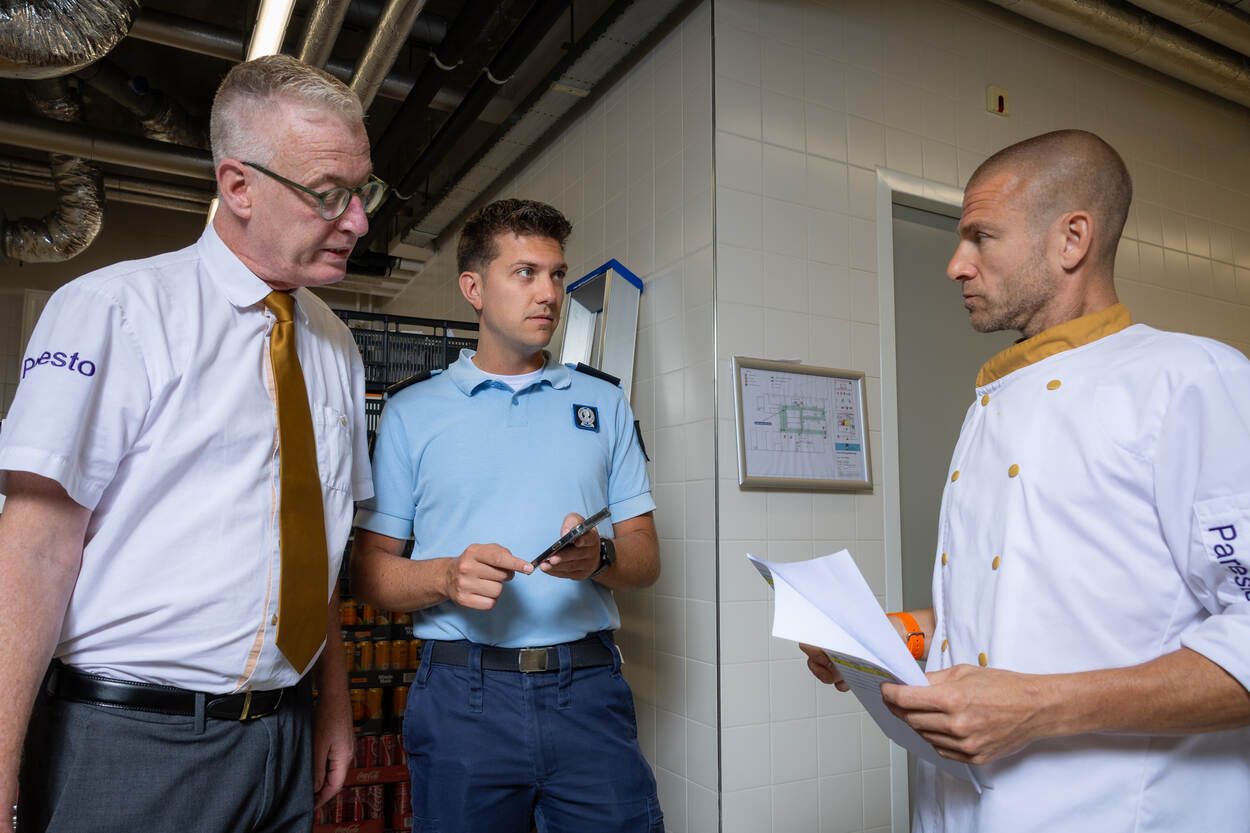 Hoofd Ondersteuning kapitein Niels overlegt met personeel van Paresto.