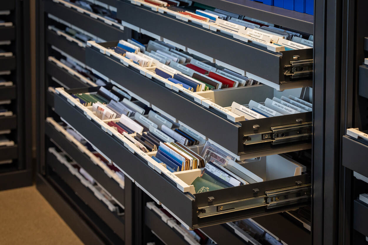 Honderden buitenlandse paspoorten die als voorbeeld kunnen dienen in kaartenbakken in de onderzoeksruimte.