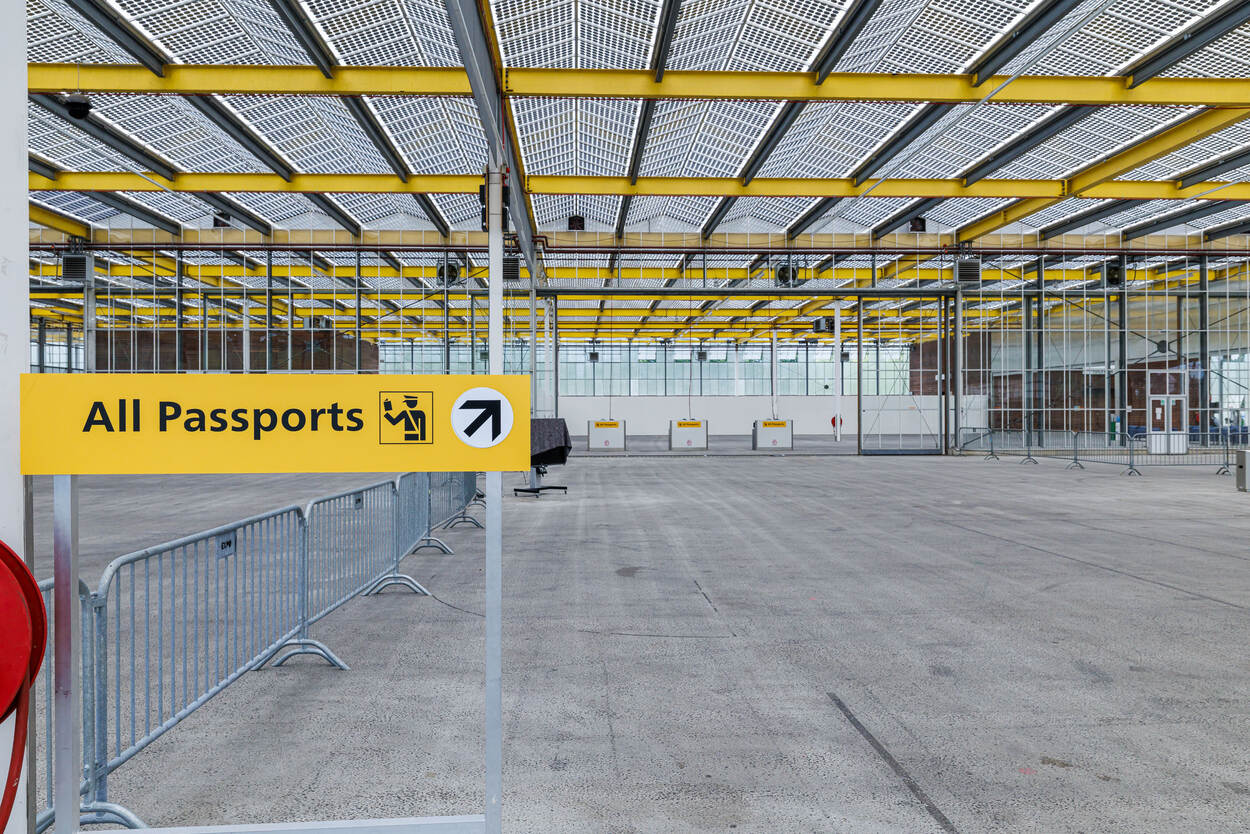 Bordje met ‘all passports’ in NAVO-terminal