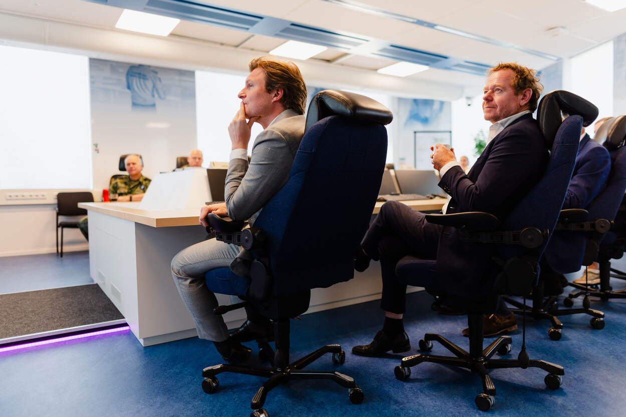 Demissionair minister van defensie Brekelmans luistert en kijkt aandachtig tijdens een rondleiding.