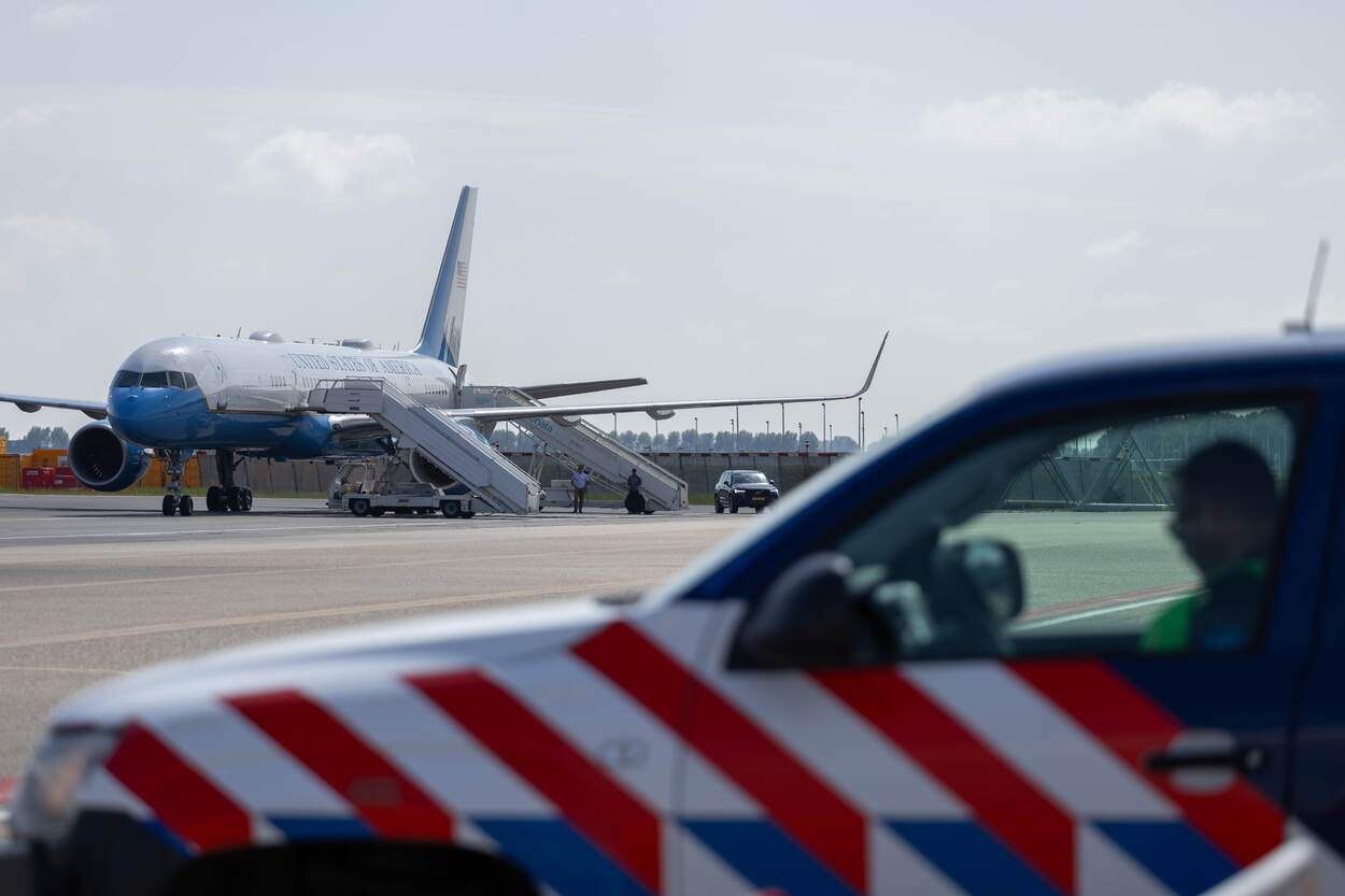 Voertuig van de Marechaussee met op de achtergrond de Air Force One.