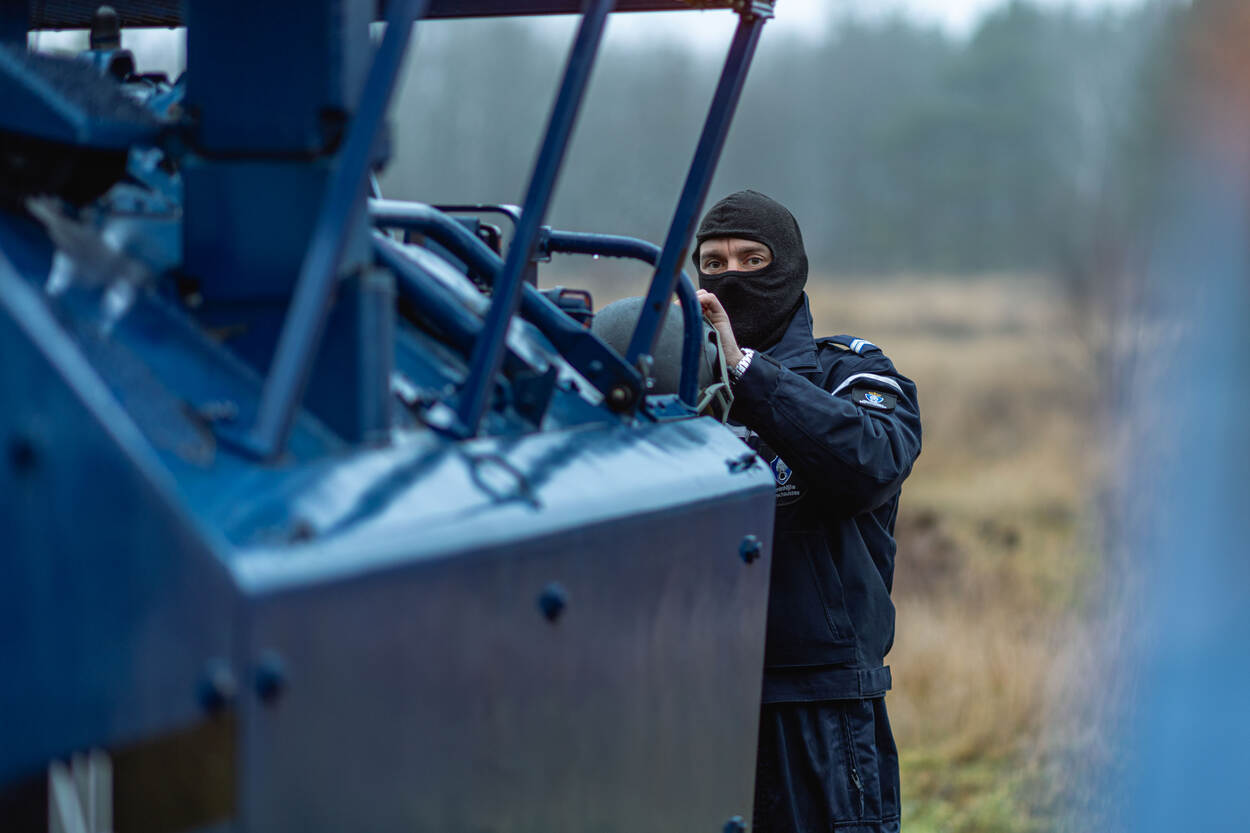Marechaussee van de LBO bij voertuig.