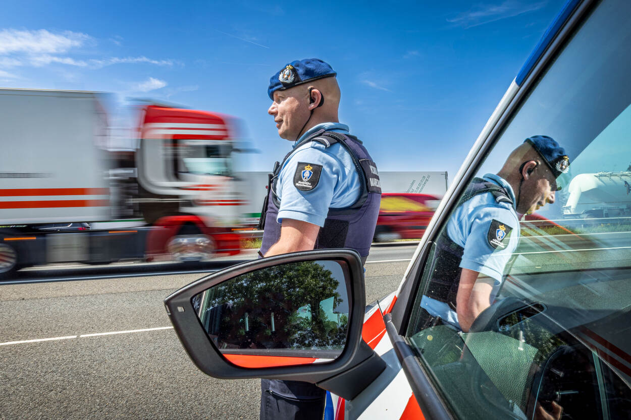 Marechaussee Alexander houdt de snelweg in de gaten.