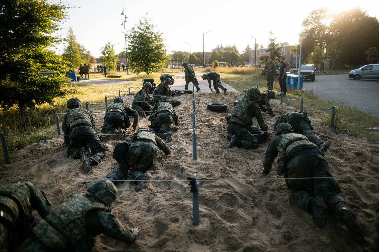 Marechaussee-studenten kruipen onder touwen door.
