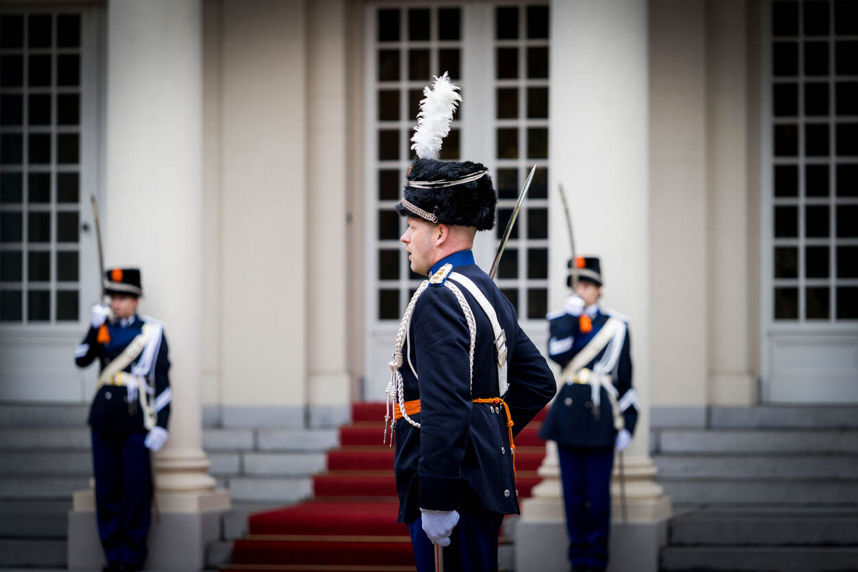 Marechaussee met sabel in de houding.