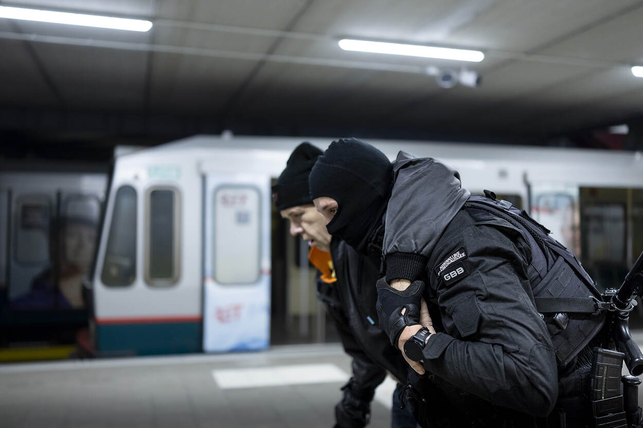 Een gemaskerde GBB’er ondersteunt een slachtoffer tijdens de oefening.