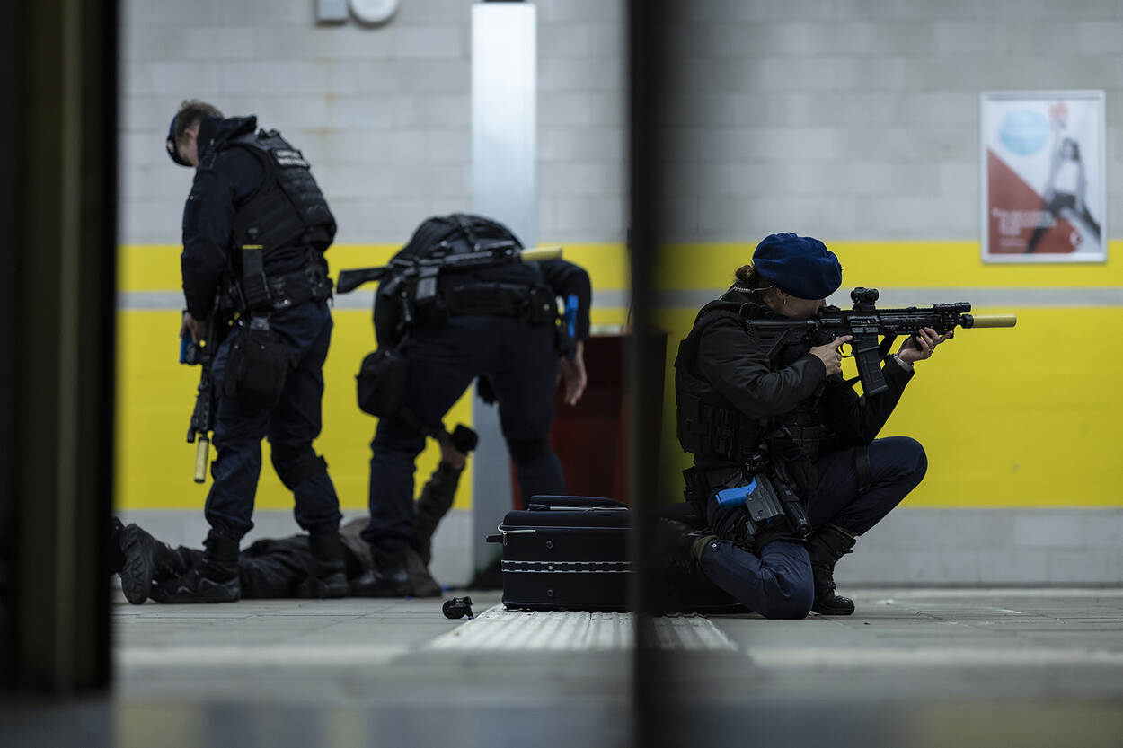 : Twee GBB’ers boeien een verdachte terwijl een derde de omgeving in de gaten houdt.