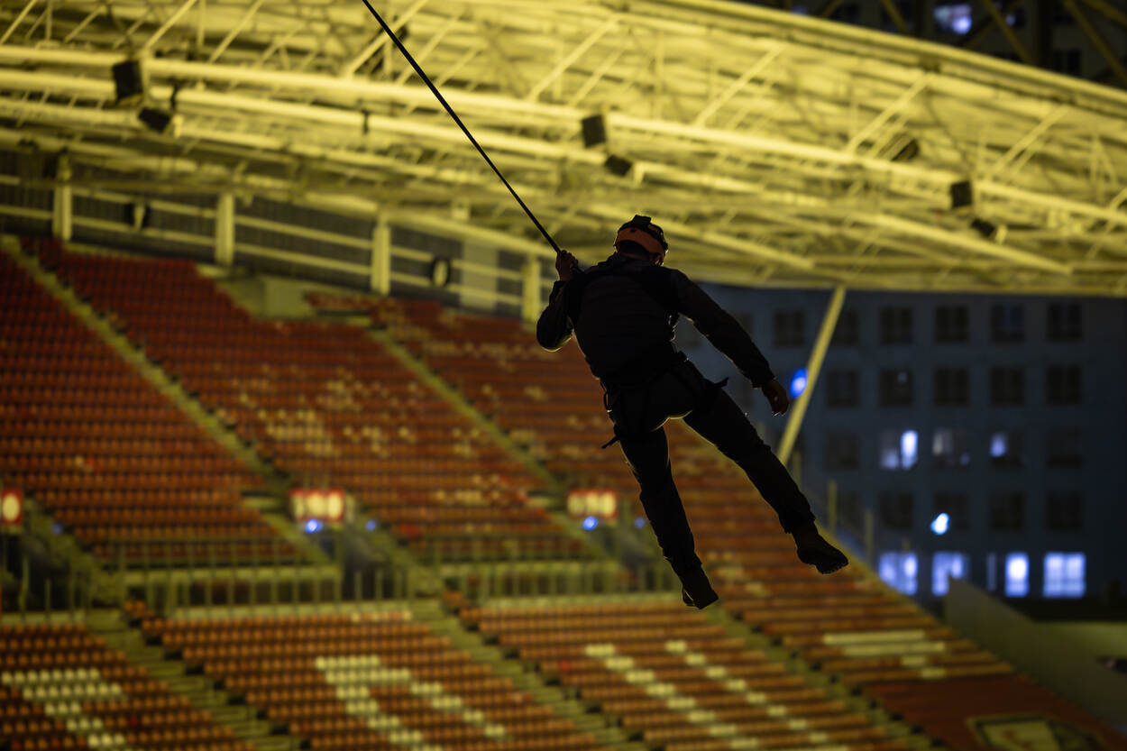 Een deelnemer daalt aan het dak van de Galgenwaard naar beneden.