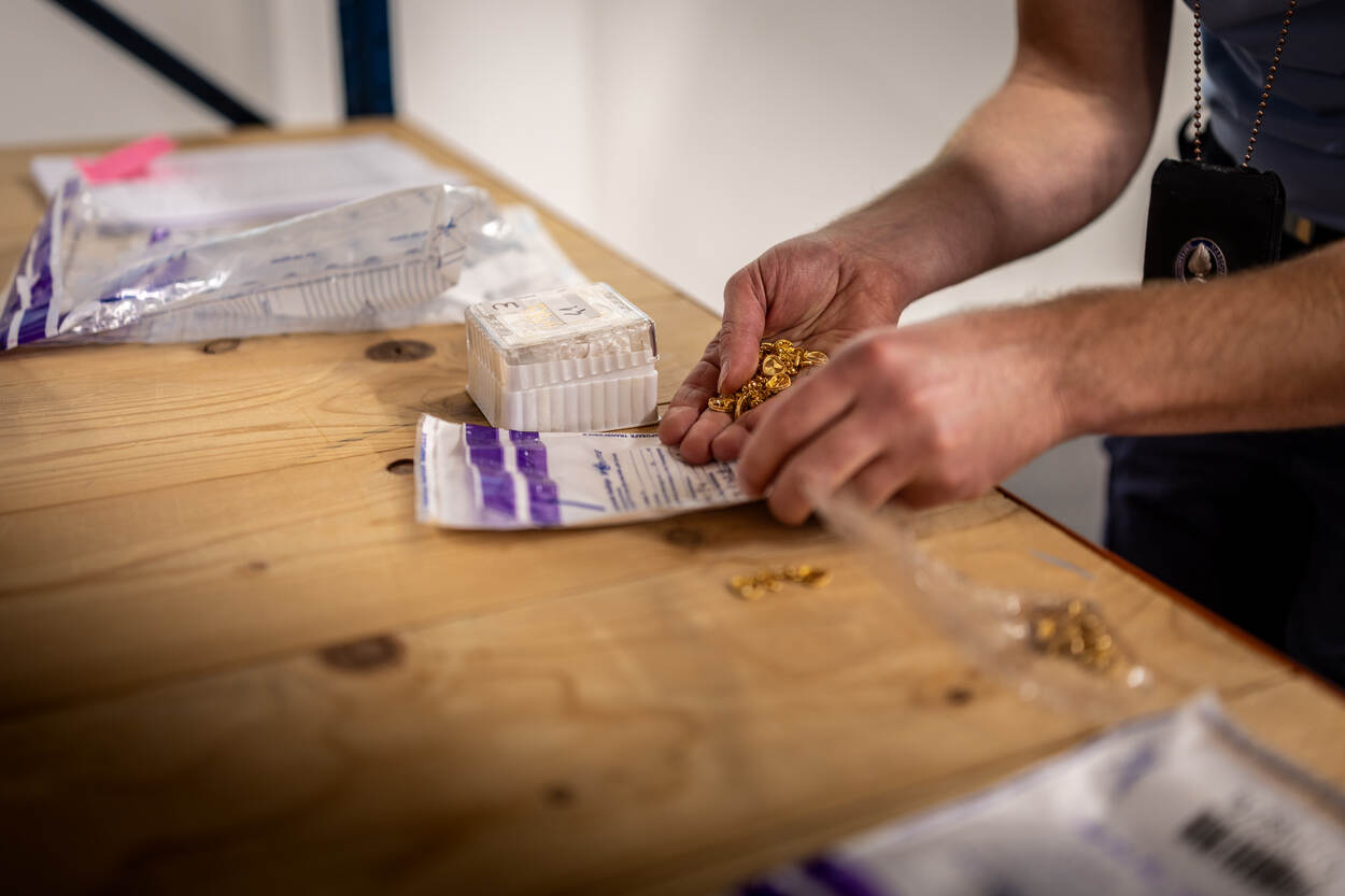 Danny bekijkt gouden sieraden die in beslag zijn genomen